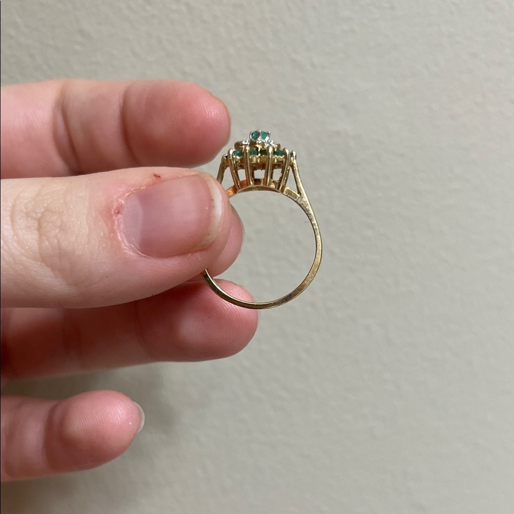 Vintage emerald and diamond 10k flower ring - Picture 2 of 12